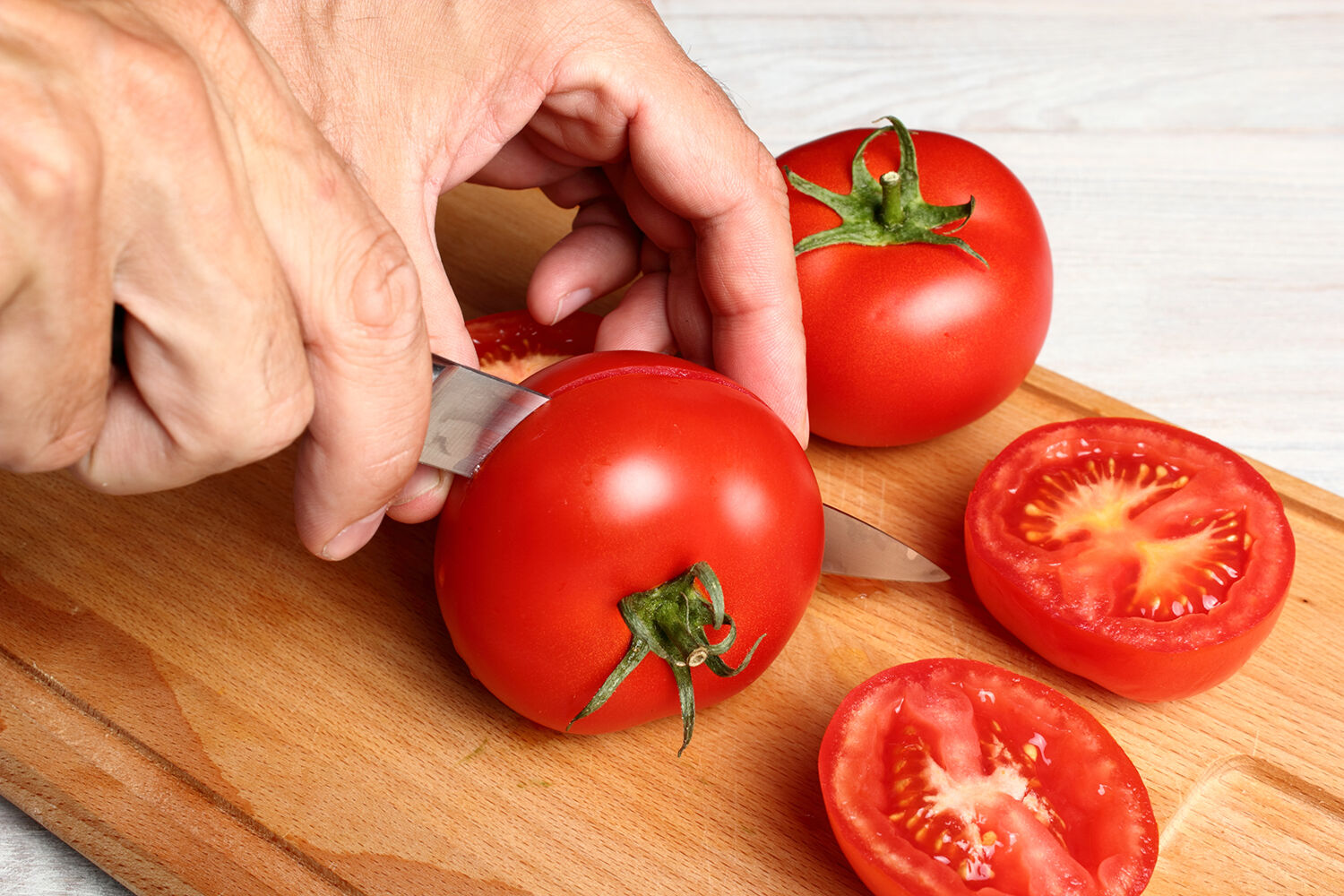Slicing tomatoes